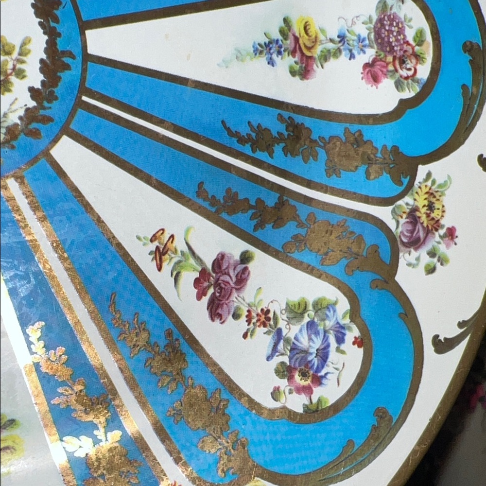 French porcelain vase inspired composite metal carousel plate - Picture 5 of 6
